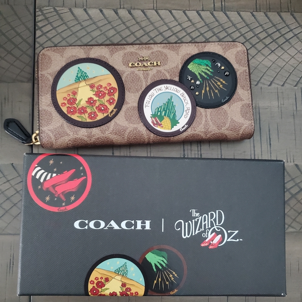 Coach Coated Canvas Signature Wizard of Oz Slim Accordion Zip Wallet. Pre-owned.